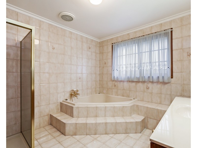 42 Edmund Rice Parade, Watsonia North VIC 3087