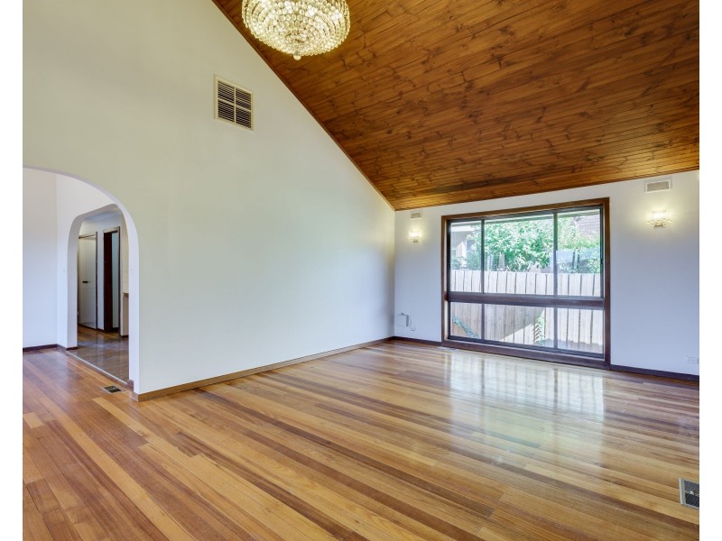 28 Clarke Drive, Gladstone Park VIC 3043