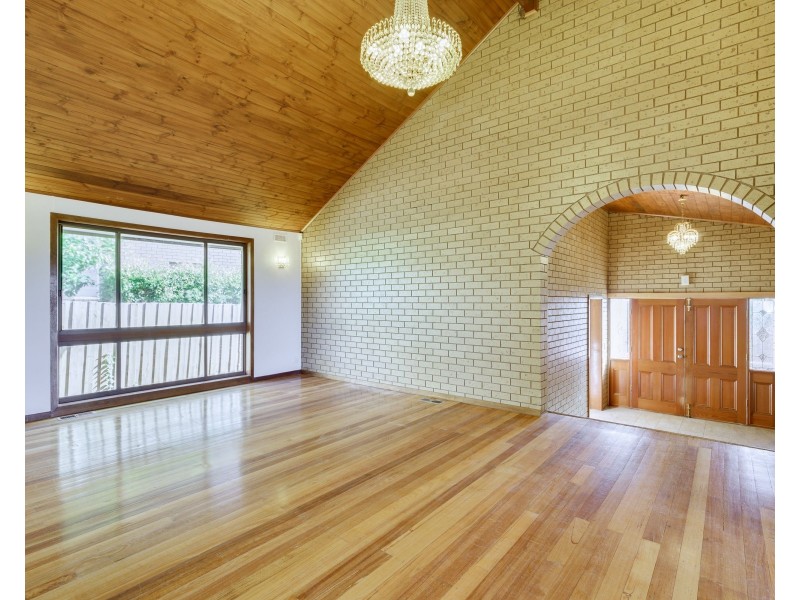 28 Clarke Drive, Gladstone Park VIC 3043