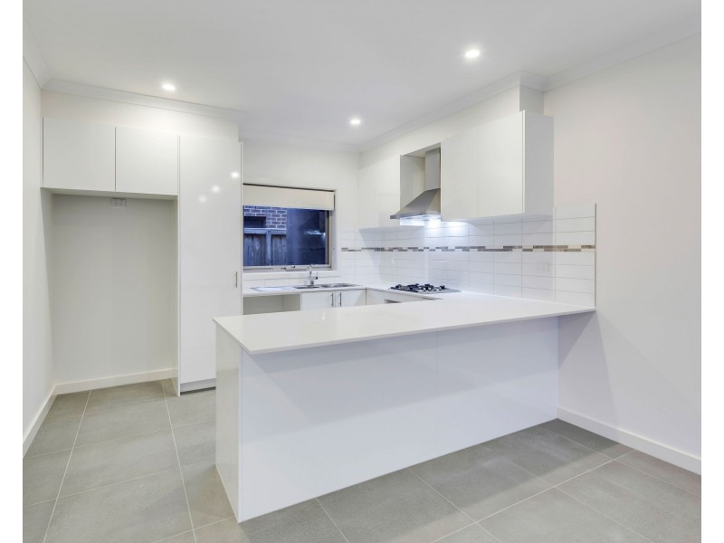 1 and 2/22 Yellow Brick Road, Doreen VIC 3754