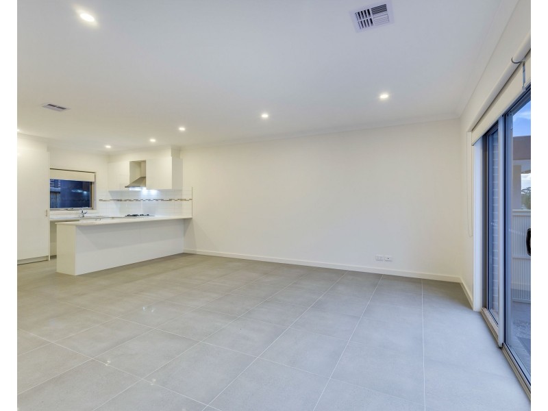 1 and 2/22 Yellow Brick Road, Doreen VIC 3754