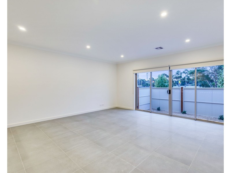 1 and 2/22 Yellow Brick Road, Doreen VIC 3754