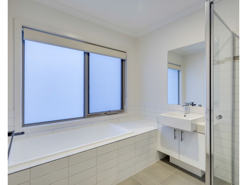 1 and 2/22 Yellow Brick Road, Doreen VIC 3754