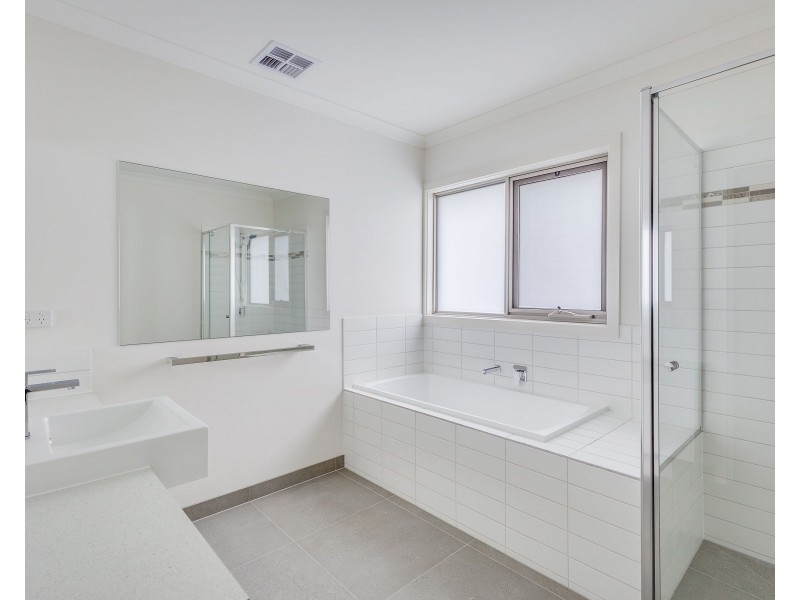 1 and 2/22 Yellow Brick Road, Doreen VIC 3754