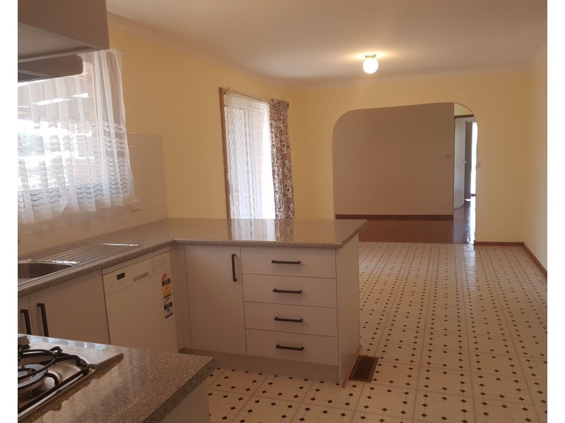 13 Grevillia Drive, Mill Park VIC 3082