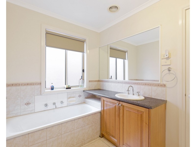 18 Nouvelle Grove, South Morang VIC 3752