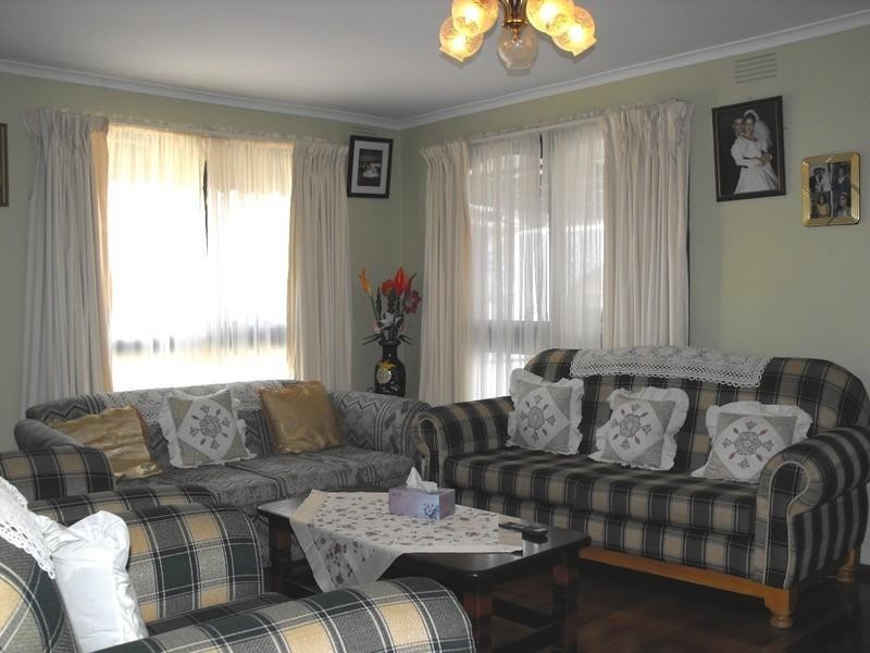 15 Cumberland Drive, Thomastown VIC 3074