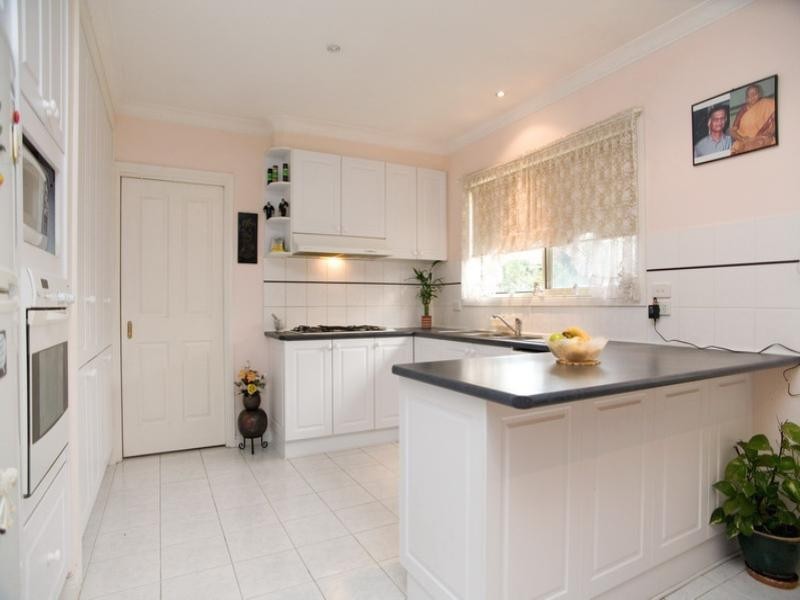 2/2B Woolnough Drive, Mill Park VIC 3082