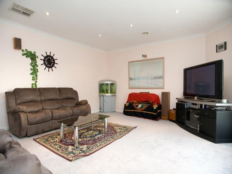 2/2B Woolnough Drive, Mill Park VIC 3082