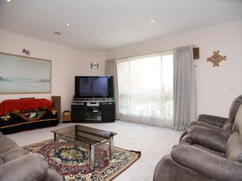 2/2B Woolnough Drive, Mill Park VIC 3082