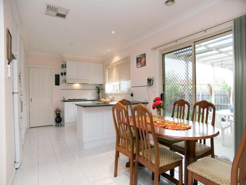 2/2B Woolnough Drive, Mill Park VIC 3082