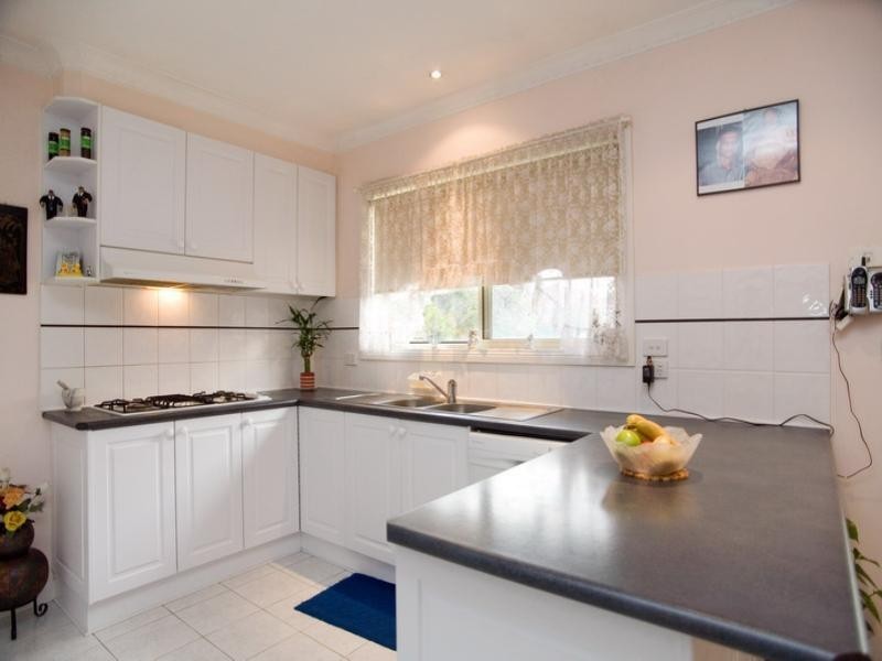 2/2B Woolnough Drive, Mill Park VIC 3082