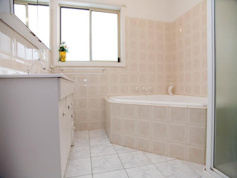 2/2B Woolnough Drive, Mill Park VIC 3082