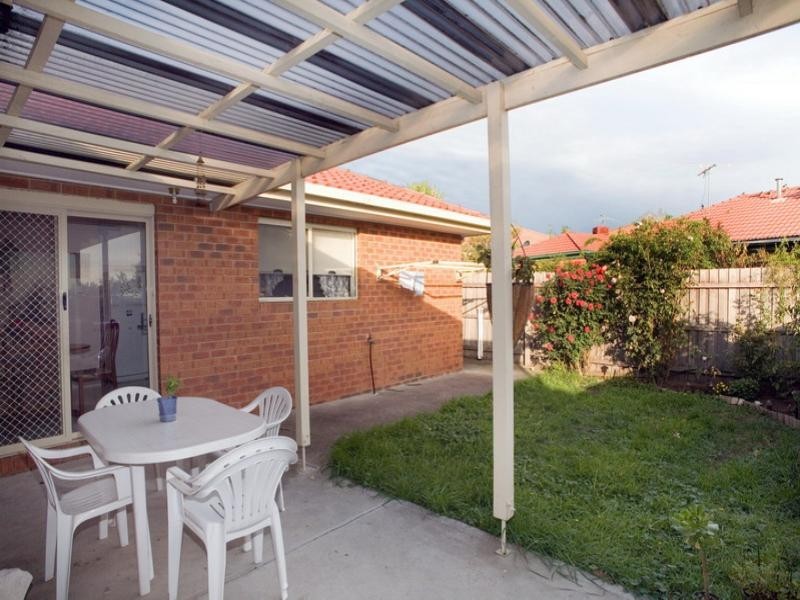 2/2B Woolnough Drive, Mill Park VIC 3082