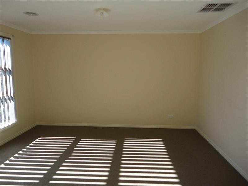 10 Friabird Road, South Morang VIC 3752