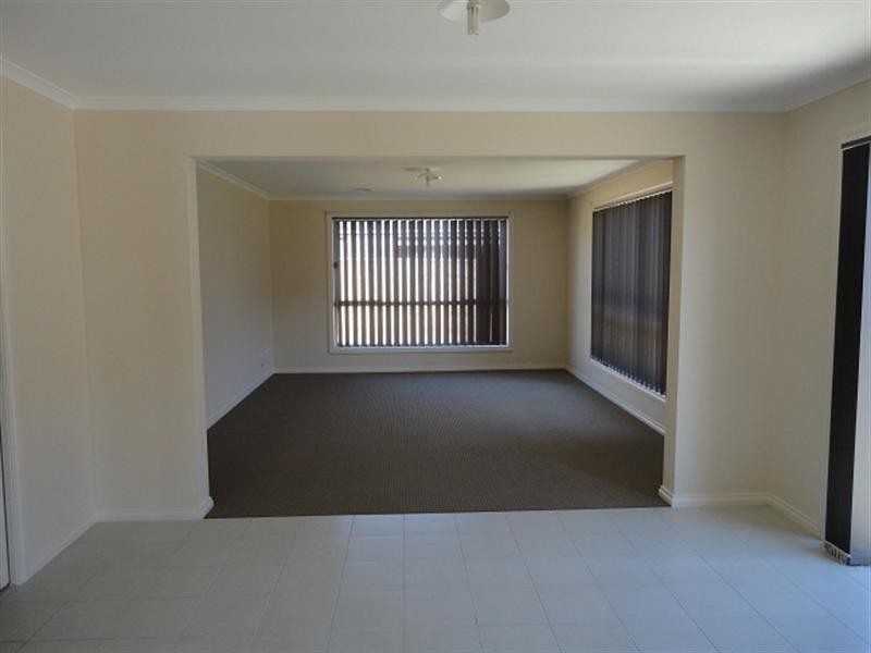 10 Friabird Road, South Morang VIC 3752