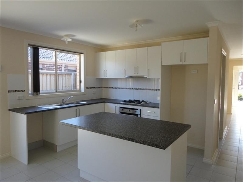 10 Friabird Road, South Morang VIC 3752