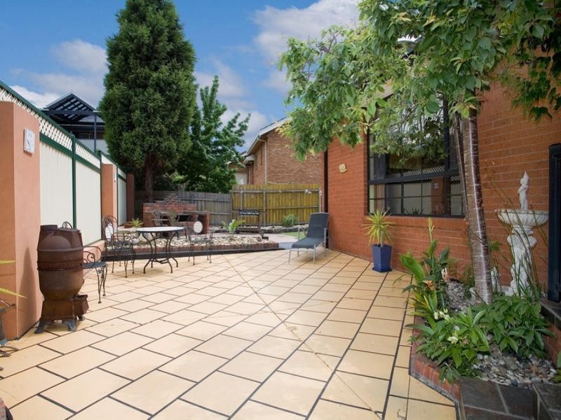 2 Silverthorn Court, Mill Park VIC 3082