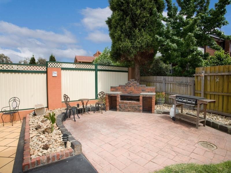 2 Silverthorn Court, Mill Park VIC 3082