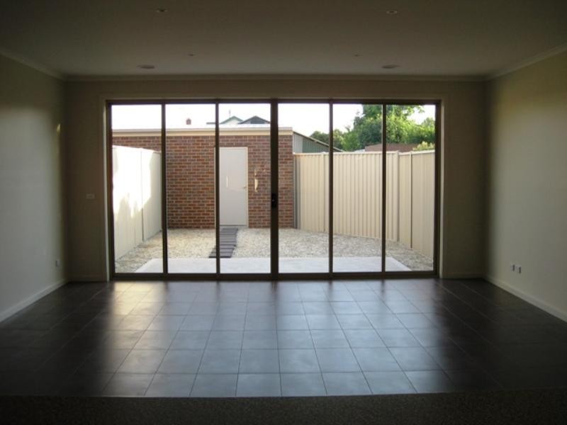 1/58 Moore Street, Coburg VIC 3058