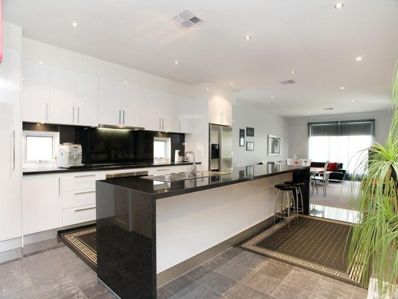 25 Thornholm Road, South Morang VIC 3752