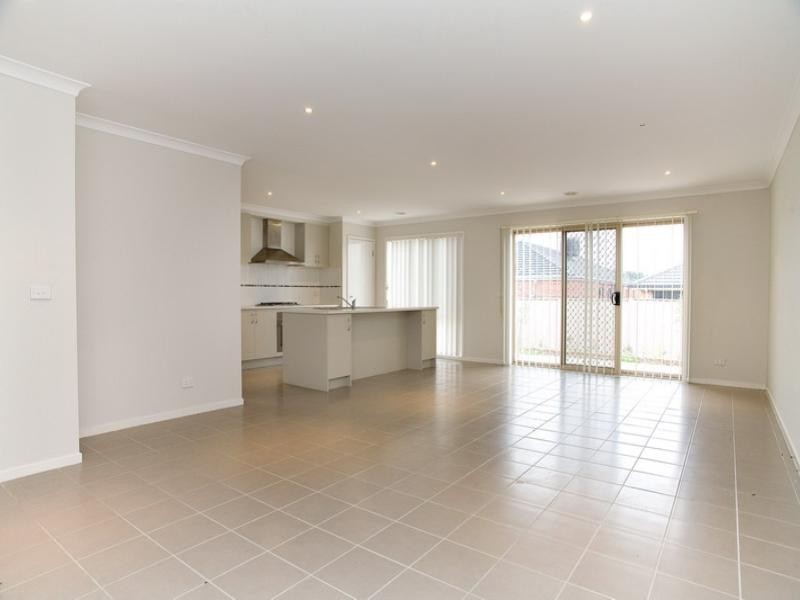 13 Shaftesbury Drive, Epping VIC 3076