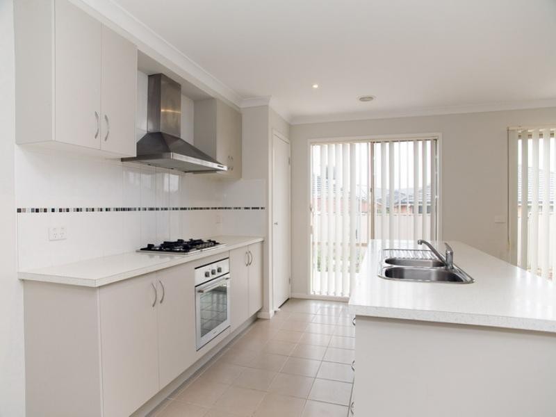 13 Shaftesbury Drive, Epping VIC 3076