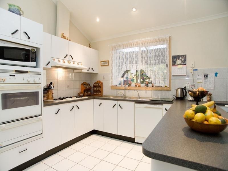 8 Eynon Court, Mill Park VIC 3082