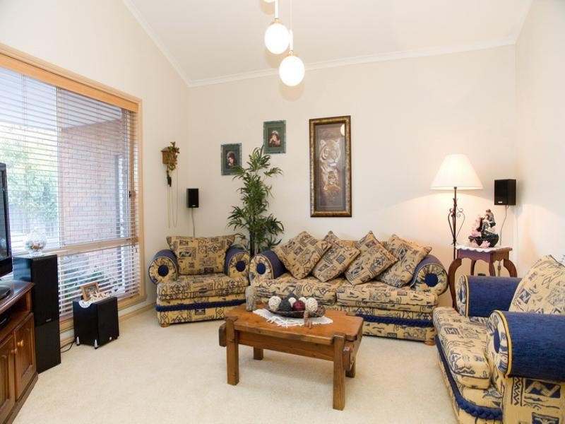 8 Eynon Court, Mill Park VIC 3082