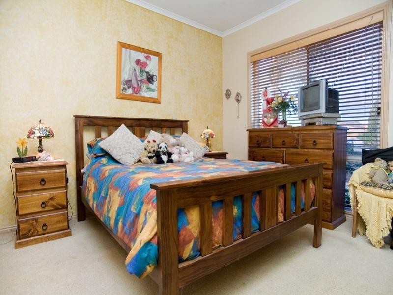 8 Eynon Court, Mill Park VIC 3082