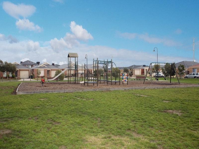 15 Charteris Grove, Epping VIC 3076