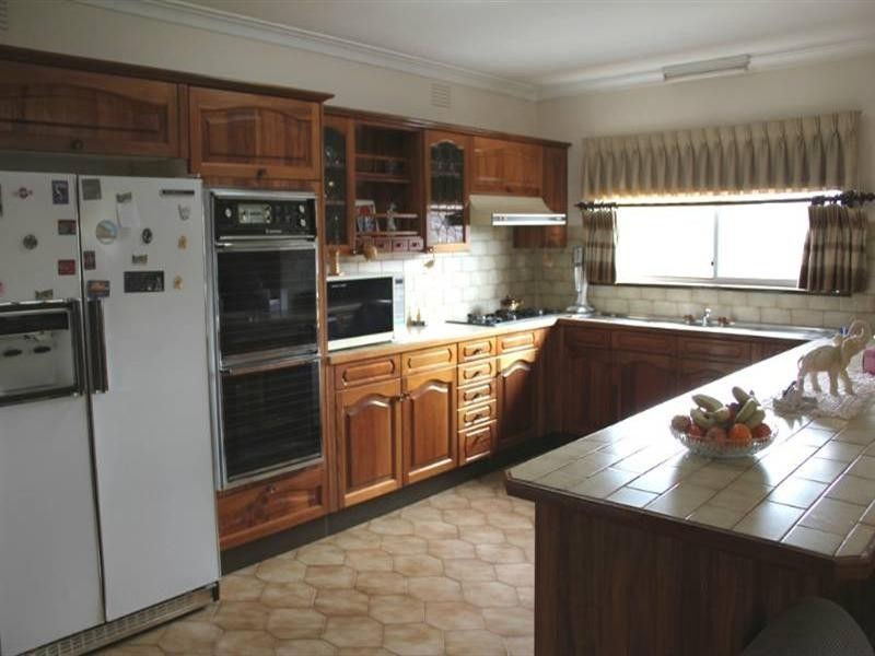 8 Deakin Avenue, Lalor VIC 3075