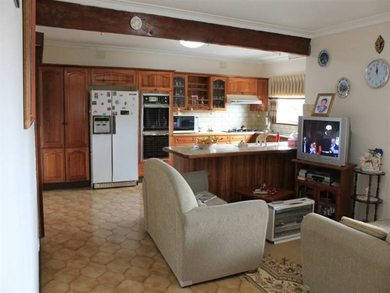 8 Deakin Avenue, Lalor VIC 3075