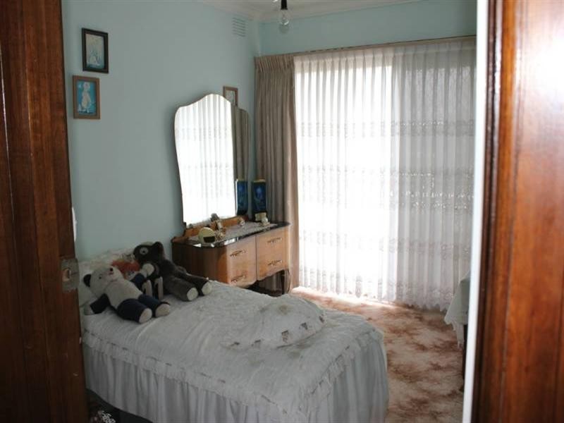 8 Deakin Avenue, Lalor VIC 3075