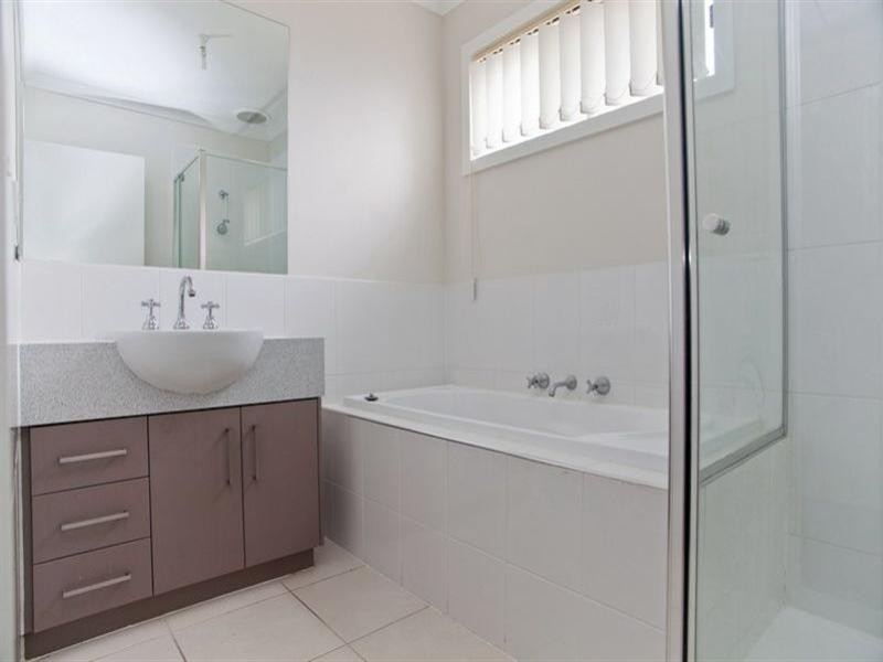 563 The Lakes Boulevard, South Morang VIC 3752