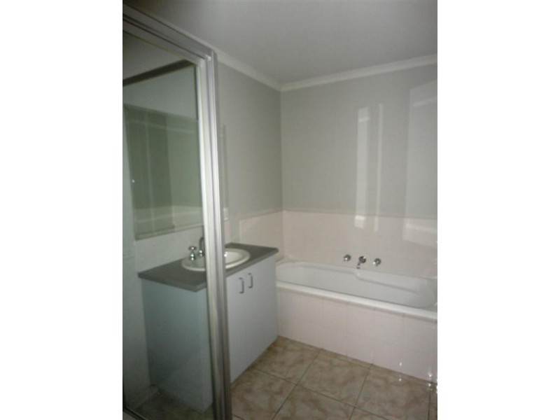 24 Paroo Avenue, Roxburgh Park VIC 3064