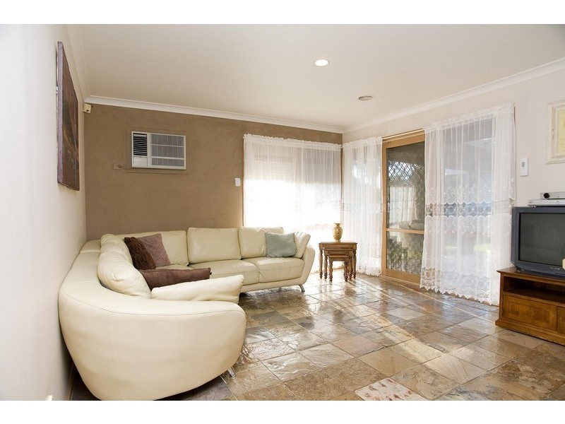 25 Bowman Drive, Mill Park VIC 3082