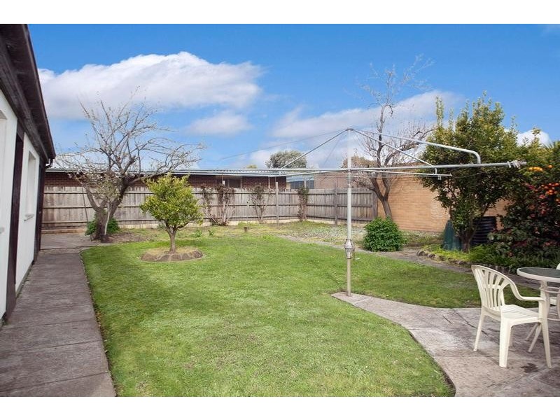 8 East Court, Lalor VIC 3075