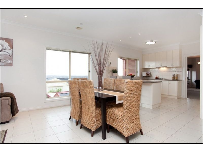 16 Rialton Rise, South Morang VIC 3752