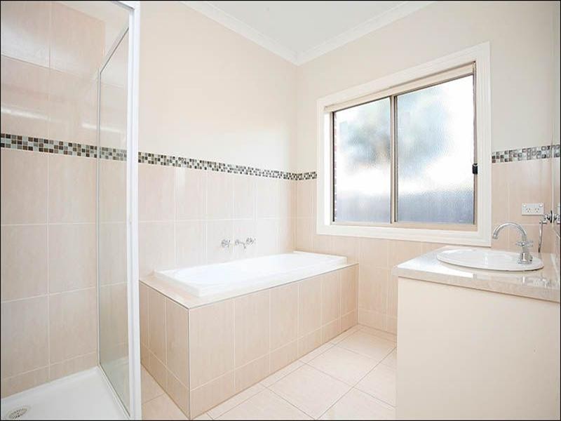 11 Benaroon Drive, Lalor VIC 3075