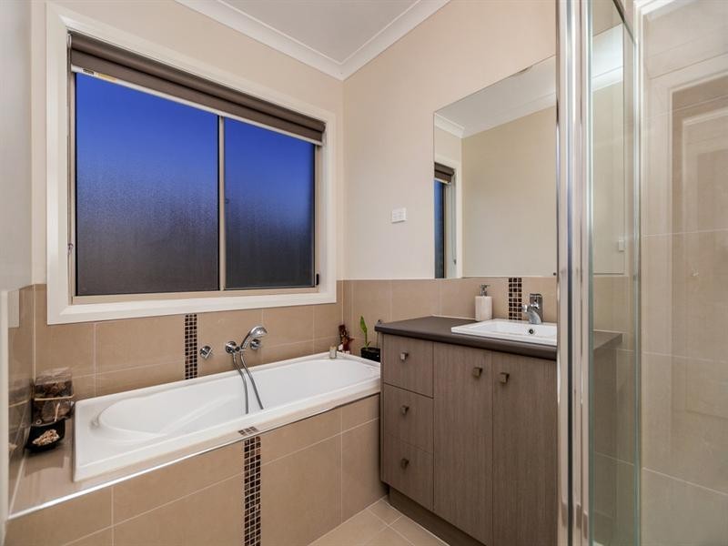 2 Cabarita Cresent, South Morang VIC 3752