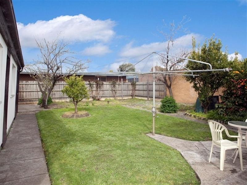 8 East Court, Lalor VIC 3075