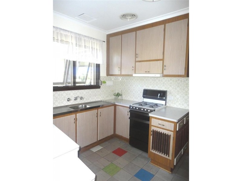 8 East Court, Lalor VIC 3075