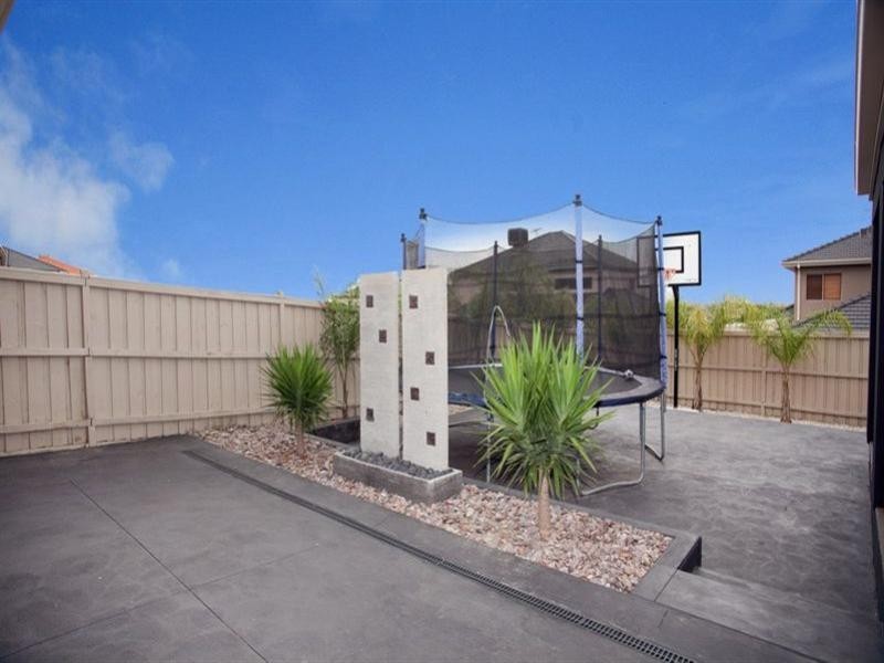 18 Skyline Drive, South Morang VIC 3752