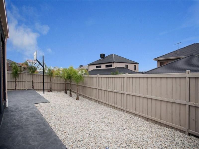 18 Skyline Drive, South Morang VIC 3752