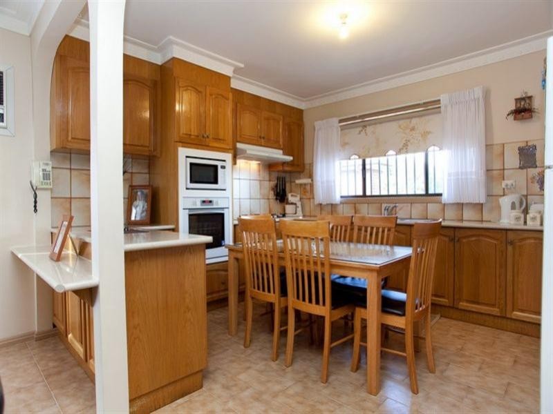 17 Coonawarra Drive, Thomastown VIC 3074