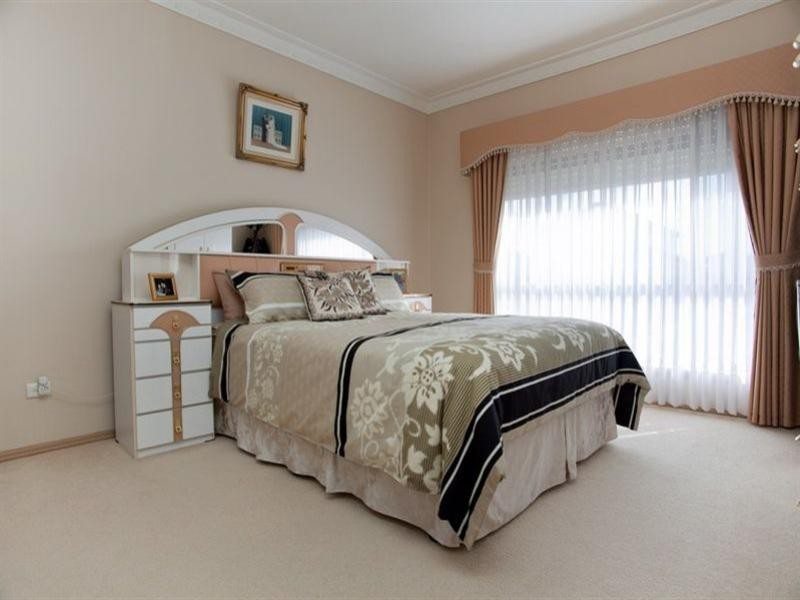 17 Coonawarra Drive, Thomastown VIC 3074