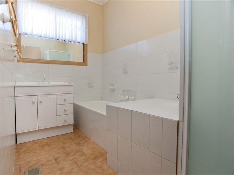 17 Coonawarra Drive, Thomastown VIC 3074