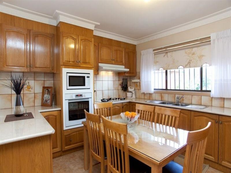 17 Coonawarra Drive, Thomastown VIC 3074