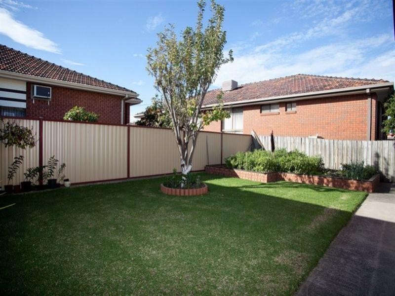 17 Coonawarra Drive, Thomastown VIC 3074